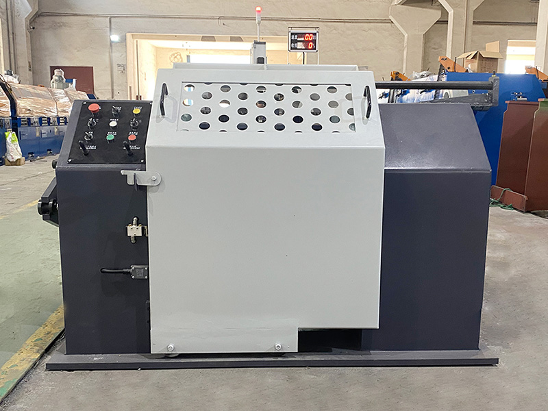 Hur hanterar spolupptagningsmaskinen variationer i materialtjocklek eller densitet, och har den flexibiliteten att justera lindningsspänningen därefter?